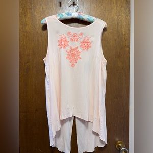 NWT Lightweight sleeveless blouse with delicate embroidery and details